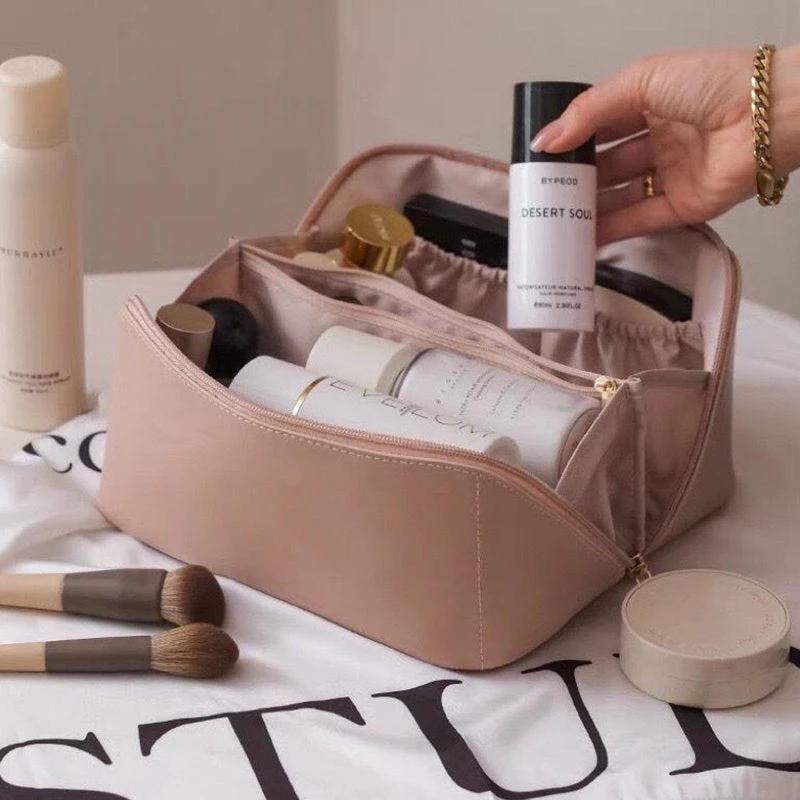 Portable travel cosmetic bag made of PU by Bowlift