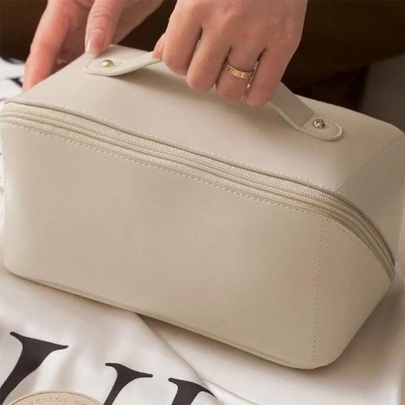 Portable travel cosmetic bag made of PU by Bowlift