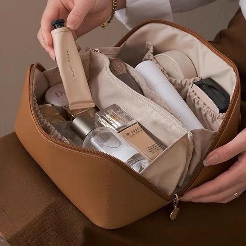 Portable travel cosmetic bag made of PU by Bowlift