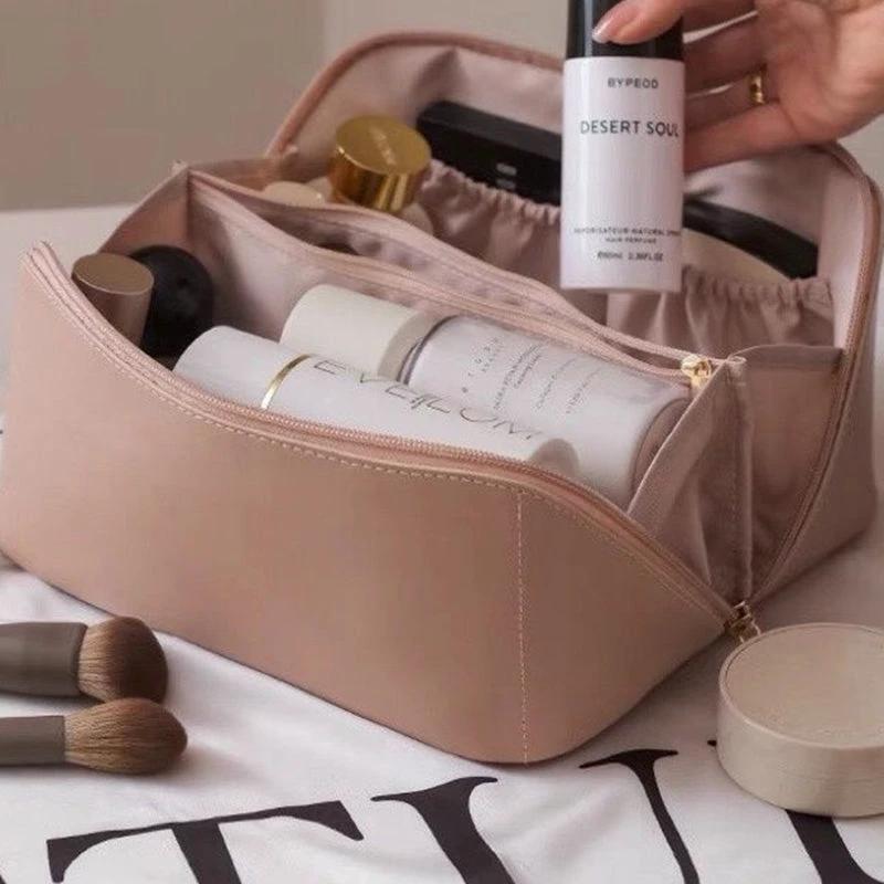 Portable travel cosmetic bag made of PU by Bowlift