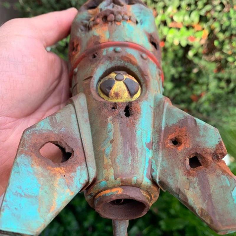 Ornament made of resin skull bomb by Bowlift