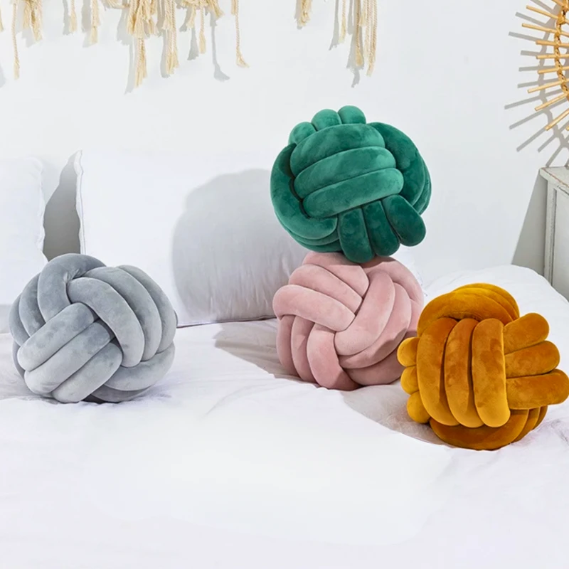 Scandinavian Knot Cushion made of Velvet by BowLift