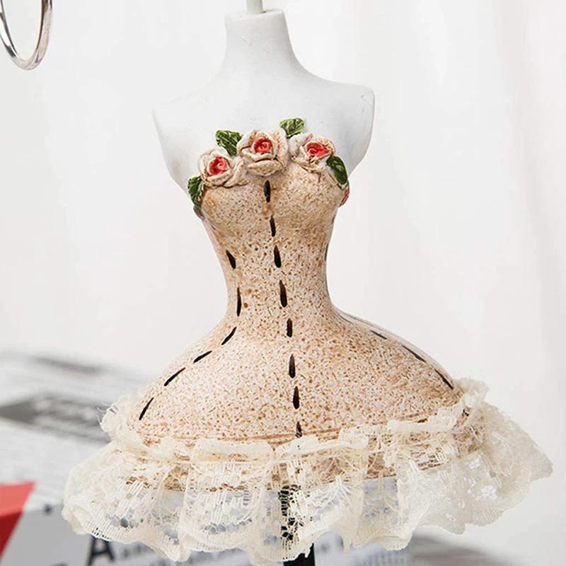 Creative jewelry stand female bust made of resin by Bowlift
