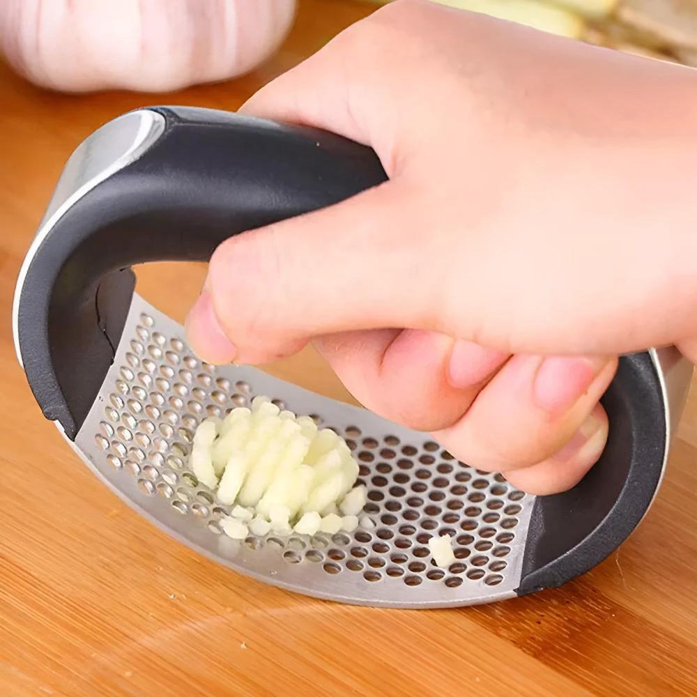 Crush Garlic Squeezer by Casa & Beyond