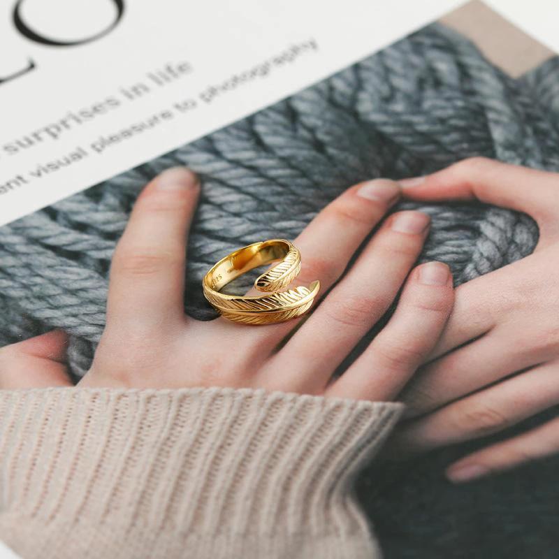 Adjustable Golden Spring Ring by Bowlift