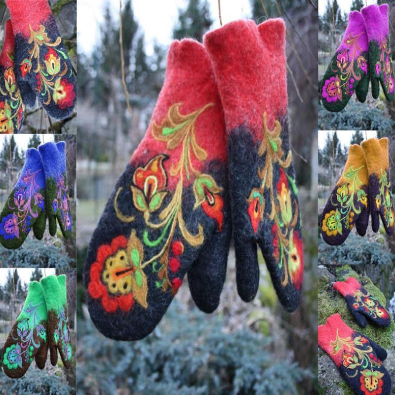 Hand warmer with Christmas flower embroidery by Bowlift