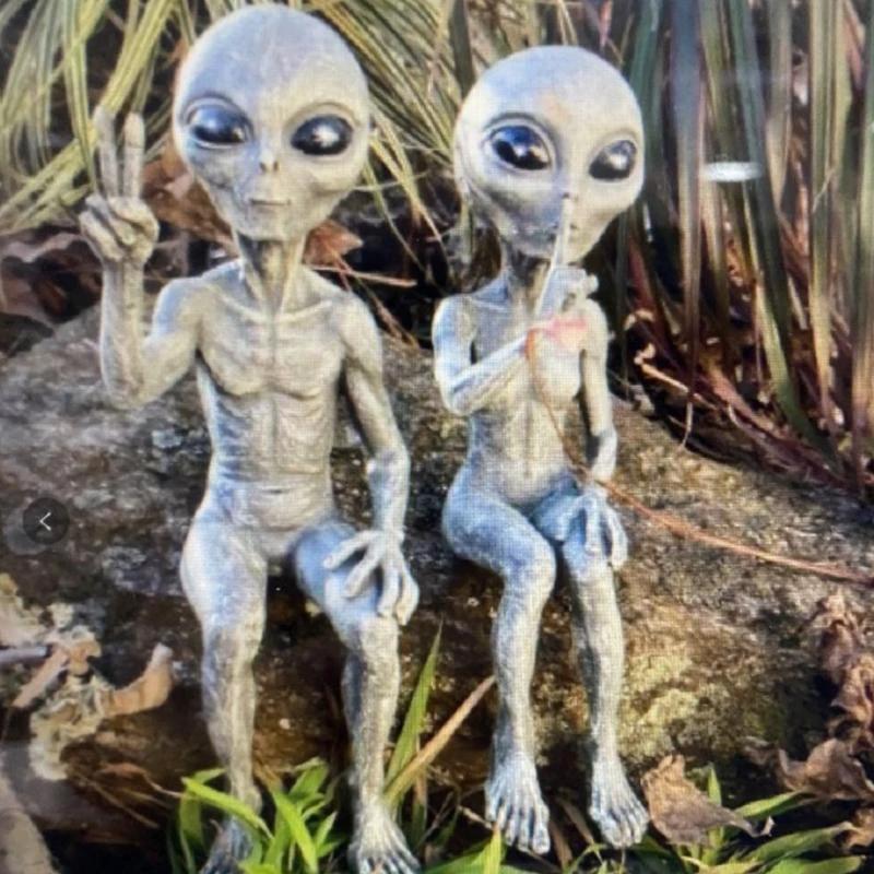 Statue Garden Alien by Bowlift