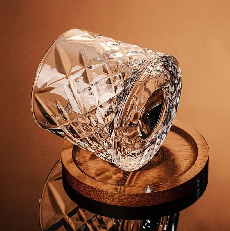 WhiskeySpin - Premium rotating whiskey glass Bowlift by Bowlift