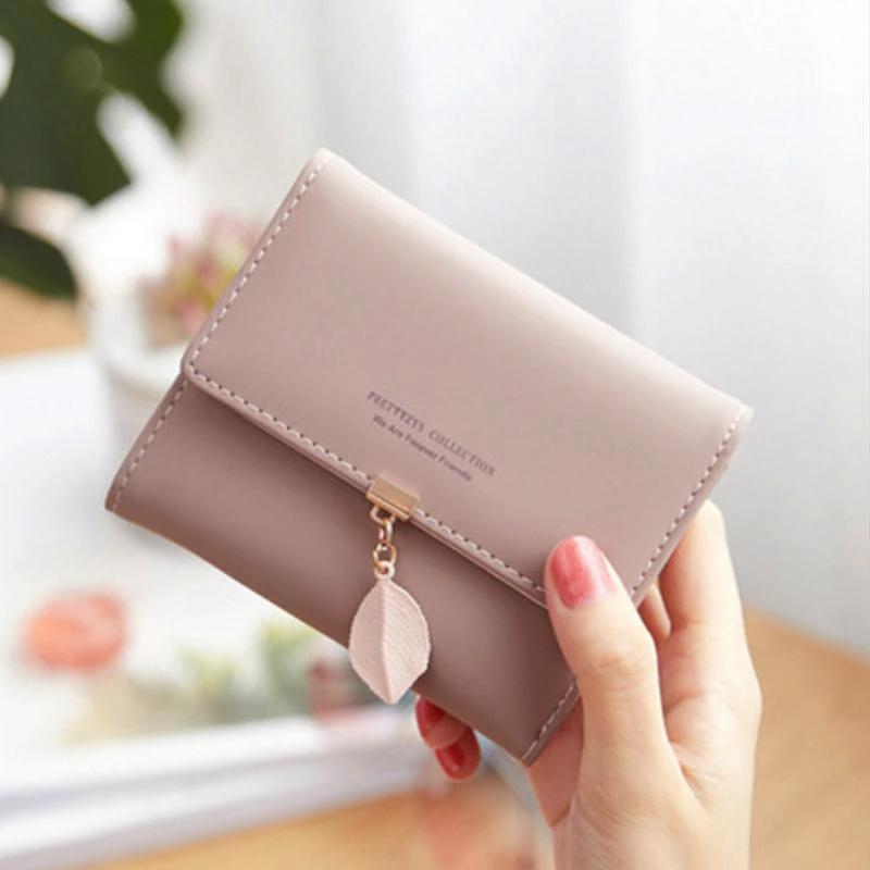 Short wallet with three folds and leaf decor by Bowlift