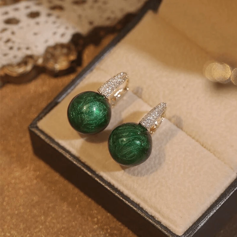 Earrings made of emerald pearls by Bowlift