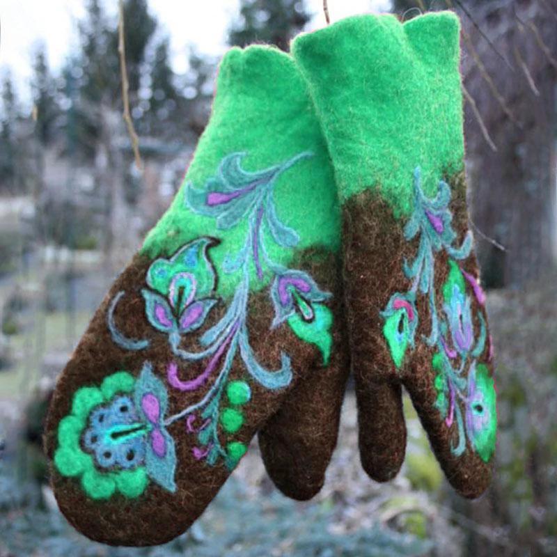 Hand warmer with Christmas flower embroidery by Bowlift