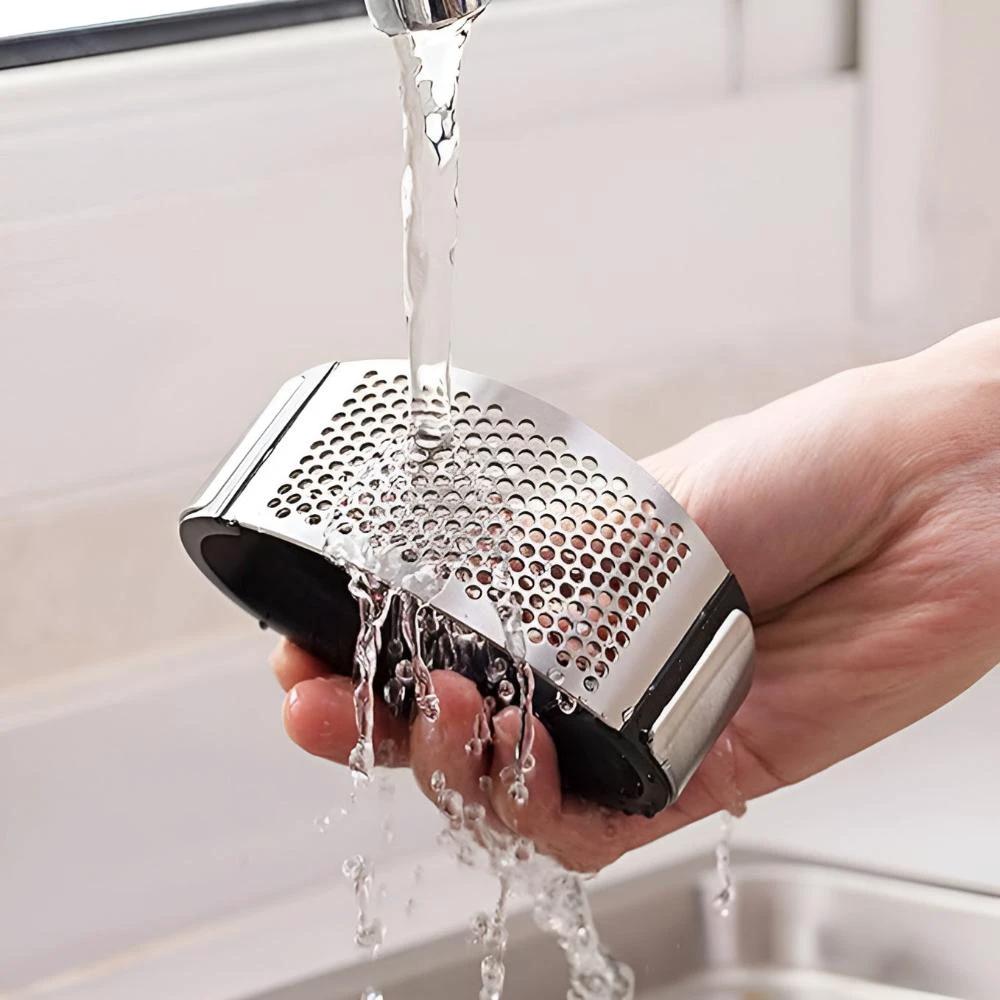 Crush Garlic Squeezer by Casa & Beyond