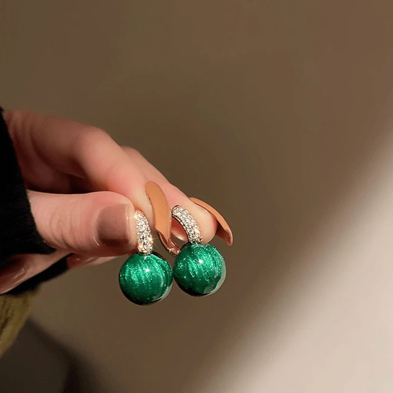 Earrings made of emerald pearls by Bowlift