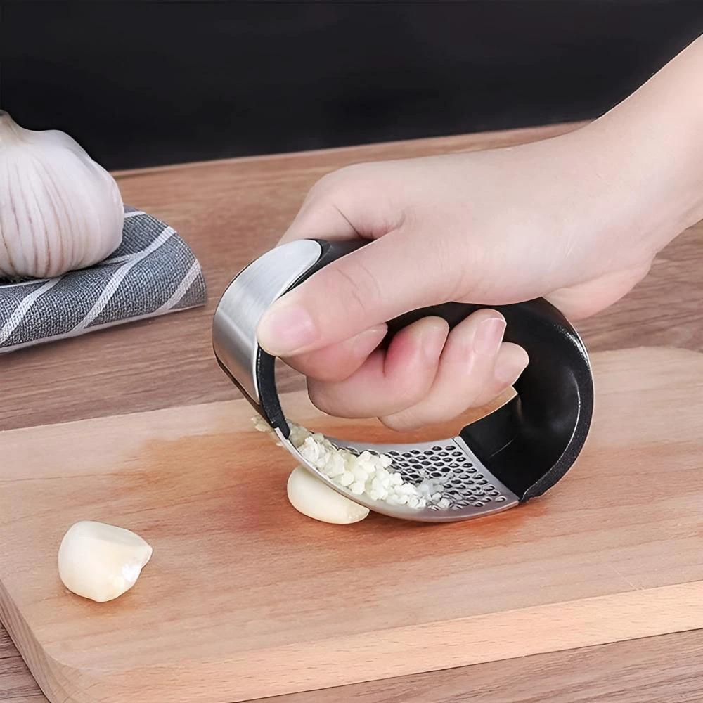 Crush Garlic Squeezer by Casa & Beyond