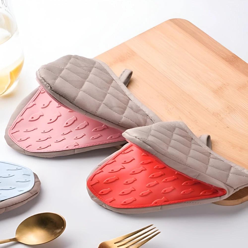 Silicone Quilted Heatproof Kitchen Mitts by Casa & Beyond