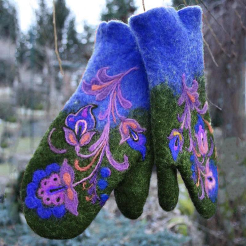 Hand warmer with Christmas flower embroidery by Bowlift