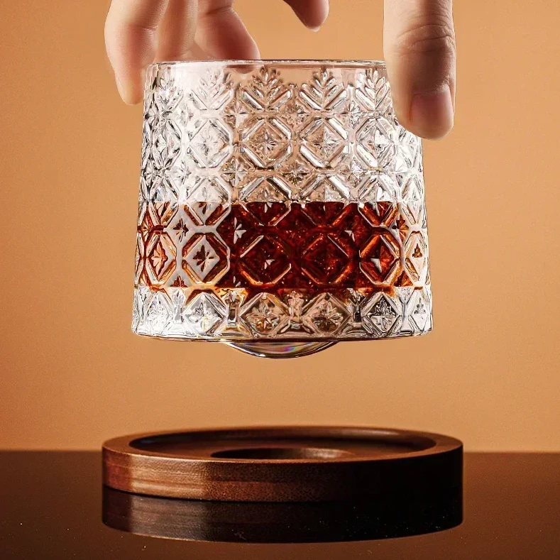 WhiskeySpin - Premium rotating whiskey glass Bowlift by Bowlift