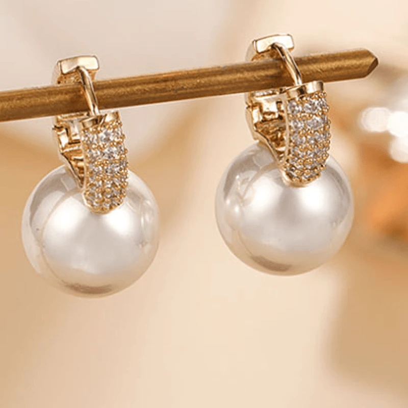 Earrings made of emerald pearls by Bowlift