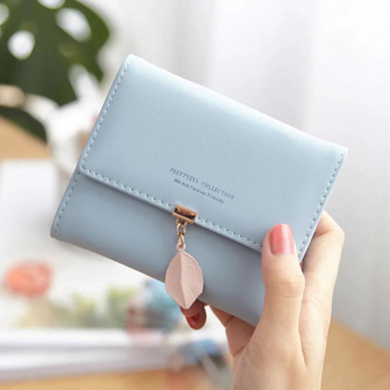 Short wallet with three folds and leaf decor by Bowlift