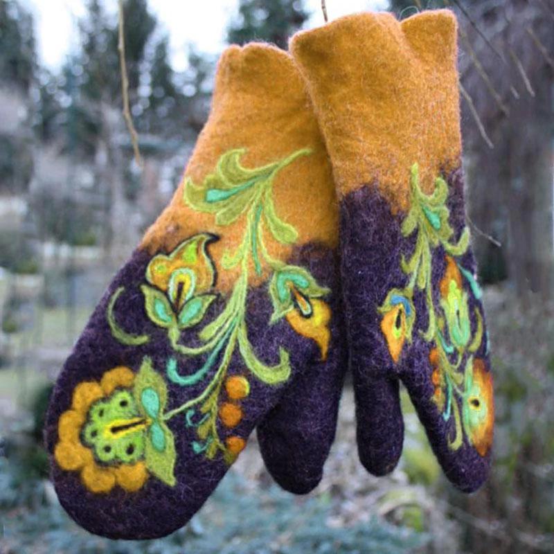 Hand warmer with Christmas flower embroidery by Bowlift
