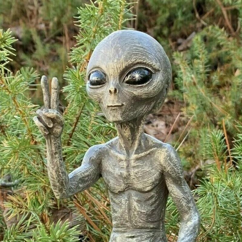 Statue Garden Alien by Bowlift