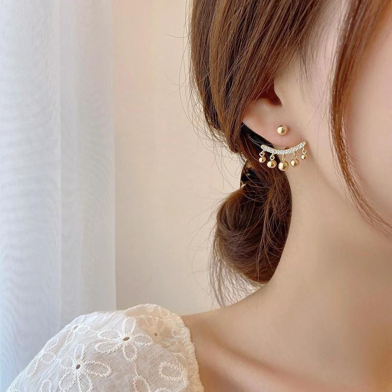 Geometric Meniscus Earrings made of Rhinestones and Pearls by Bowlift
