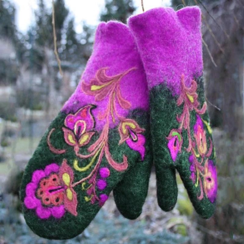 Hand warmer with Christmas flower embroidery by Bowlift