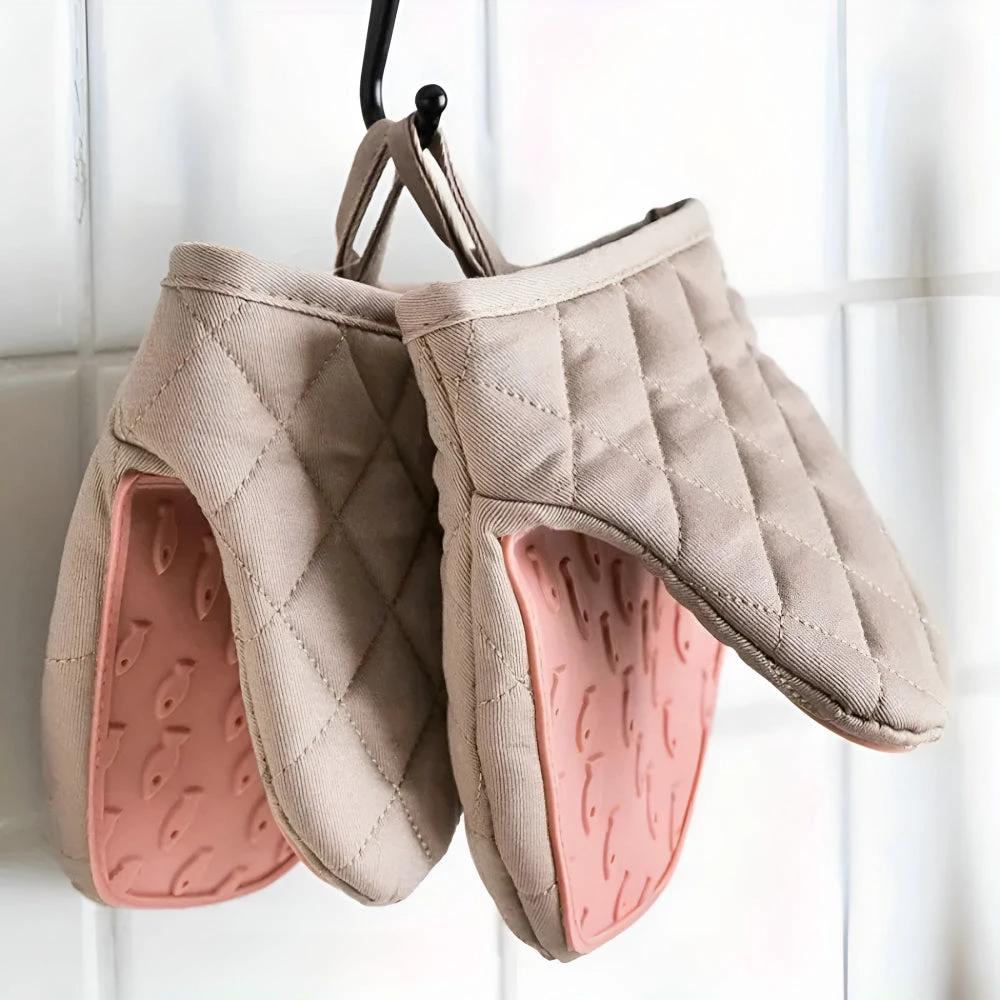 Silicone Quilted Heatproof Kitchen Mitts by Casa & Beyond