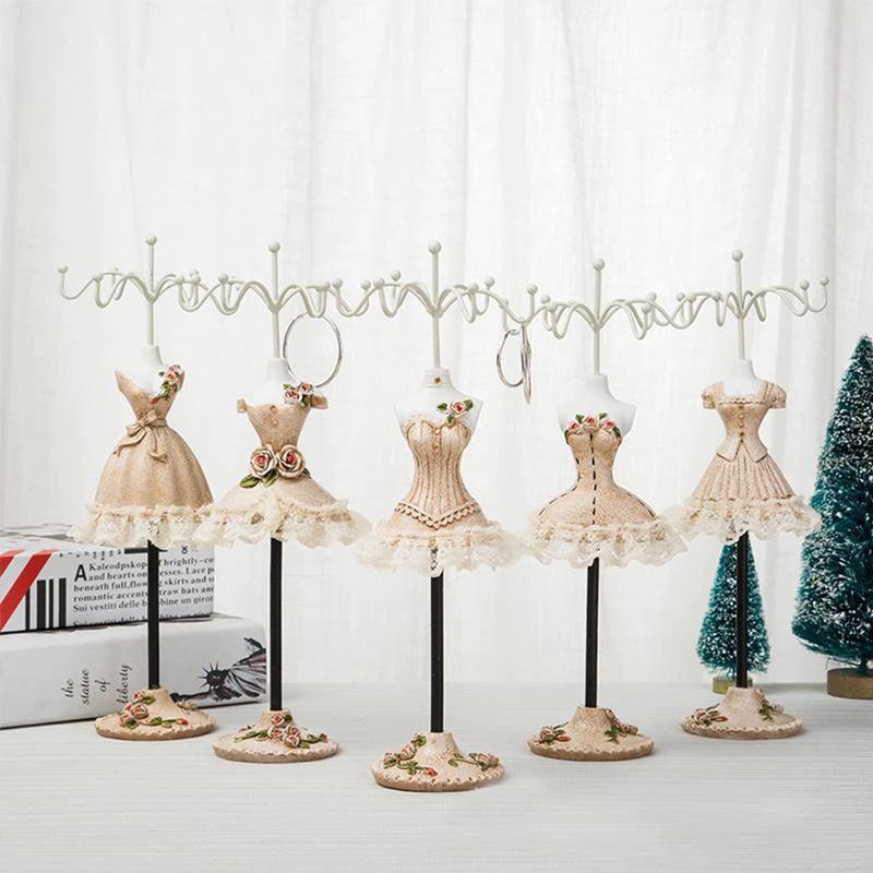 Creative jewelry stand female bust made of resin by Bowlift
