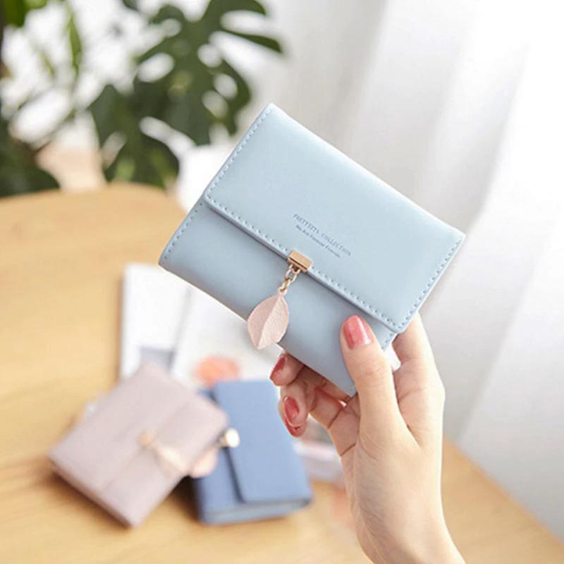 Short wallet with three folds and leaf decor by Bowlift
