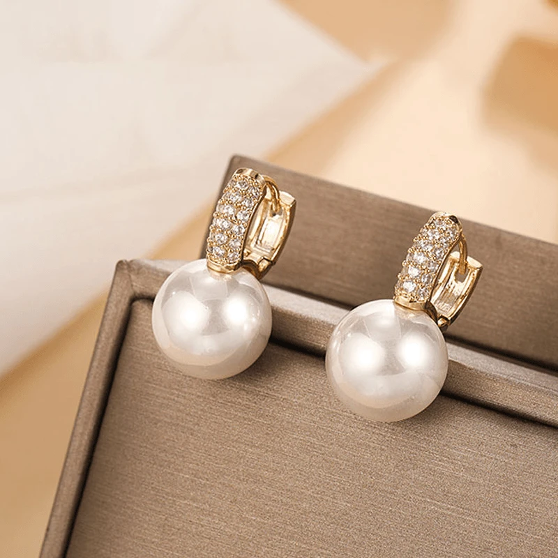 Earrings made of emerald pearls by Bowlift