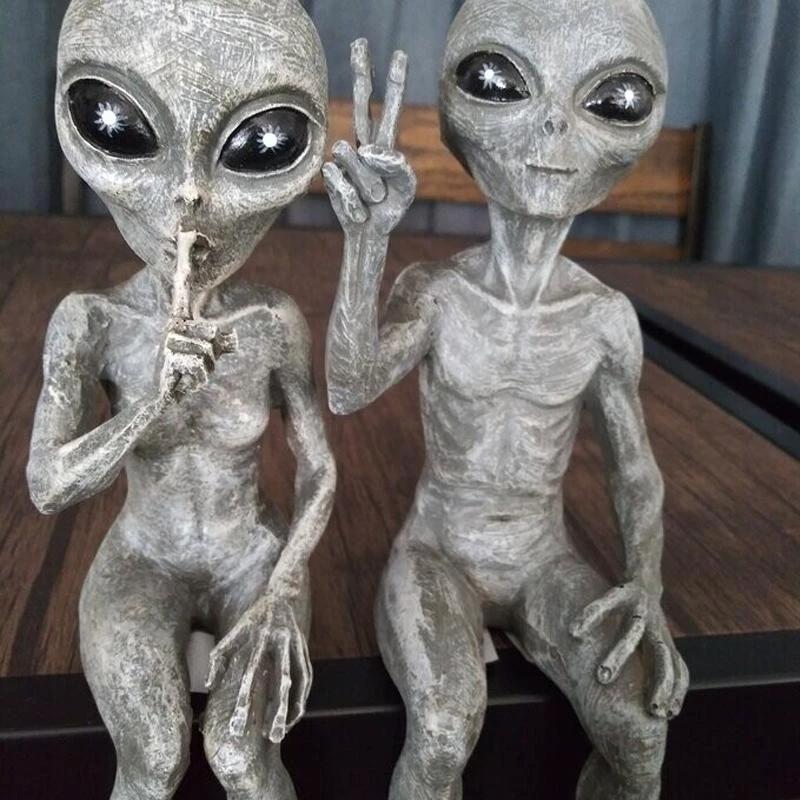 Statue Garden Alien by Bowlift