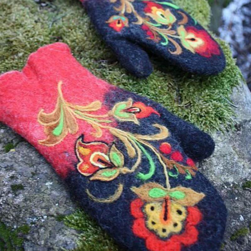 Hand warmer with Christmas flower embroidery by Bowlift