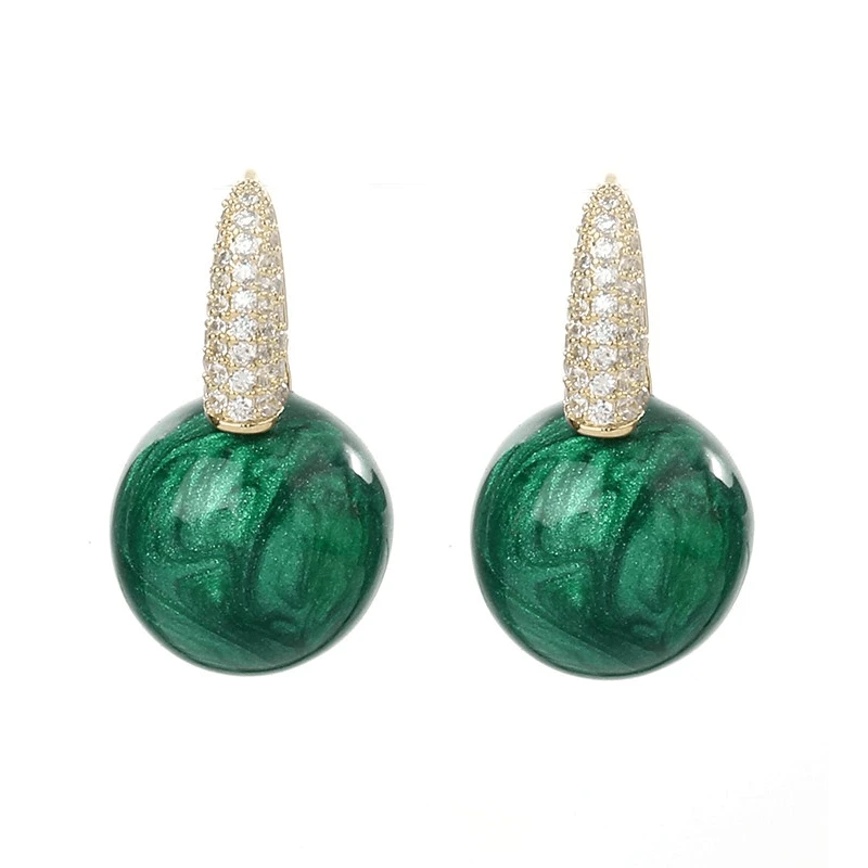 Earrings made of emerald pearls by Bowlift