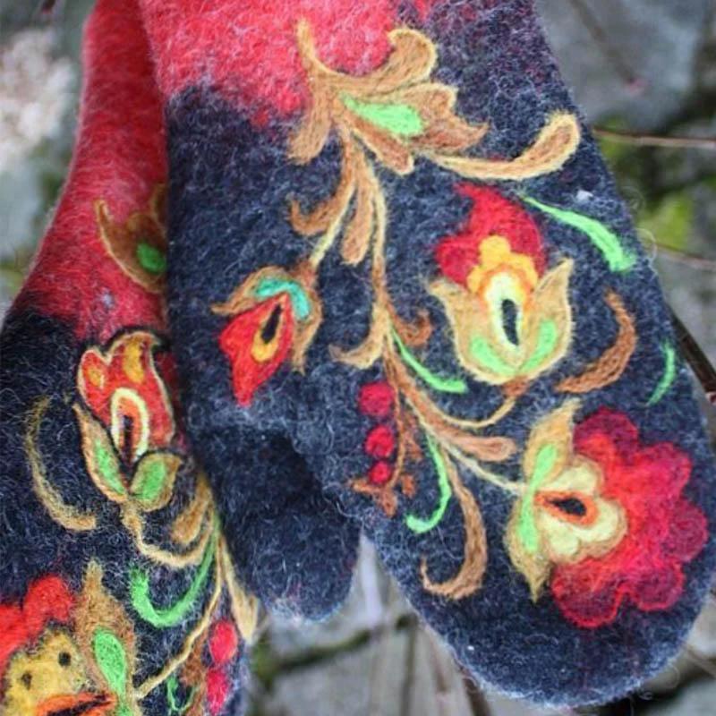 Hand warmer with Christmas flower embroidery by Bowlift