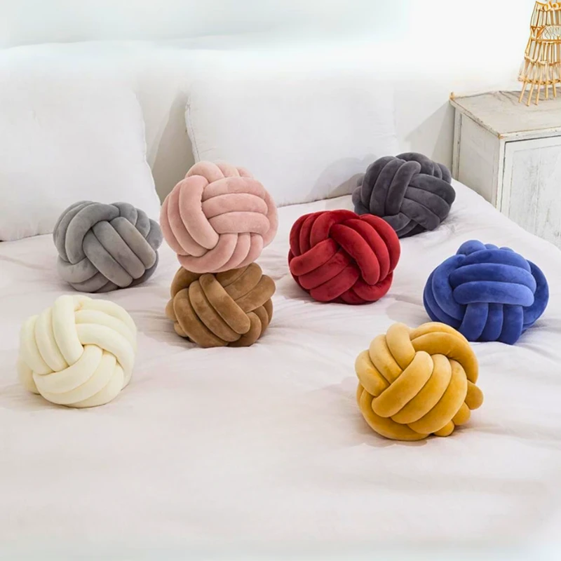 Scandinavian Knot Cushion made of Velvet by BowLift