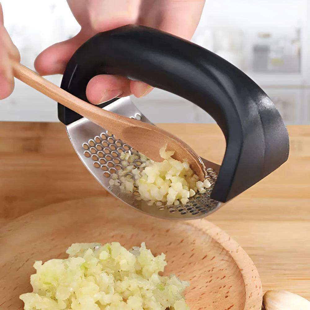 Crush Garlic Squeezer by Casa & Beyond