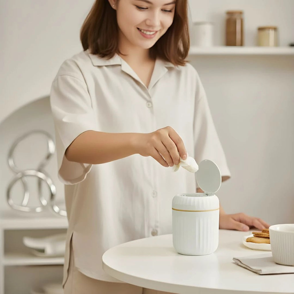 Odour-Sealing Lid – Durable Removable Inner Bucket – Compact Space-Saving Design – Keeps Desks Clean & Fresh Bowlift by Bowlift
