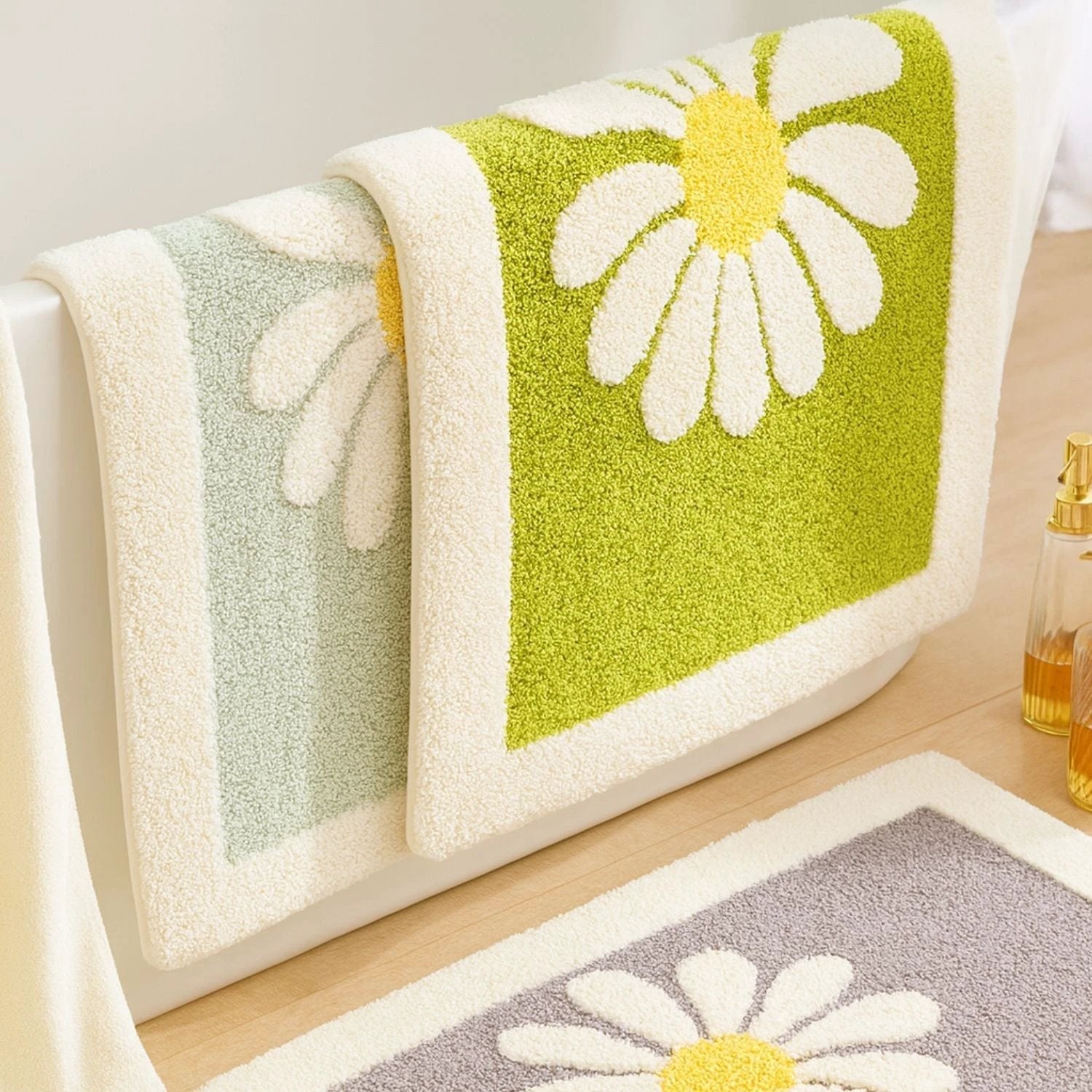 Charming Daisy Bloom Bath Mat by Casa & Beyond
