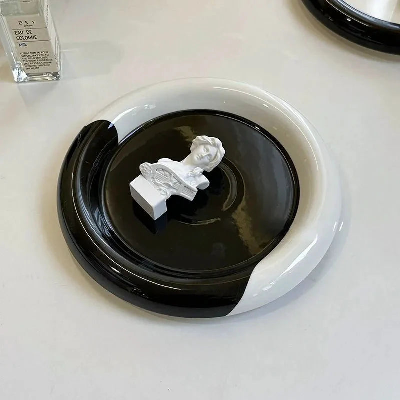 Monochrome Chubby Plates by Bowlift