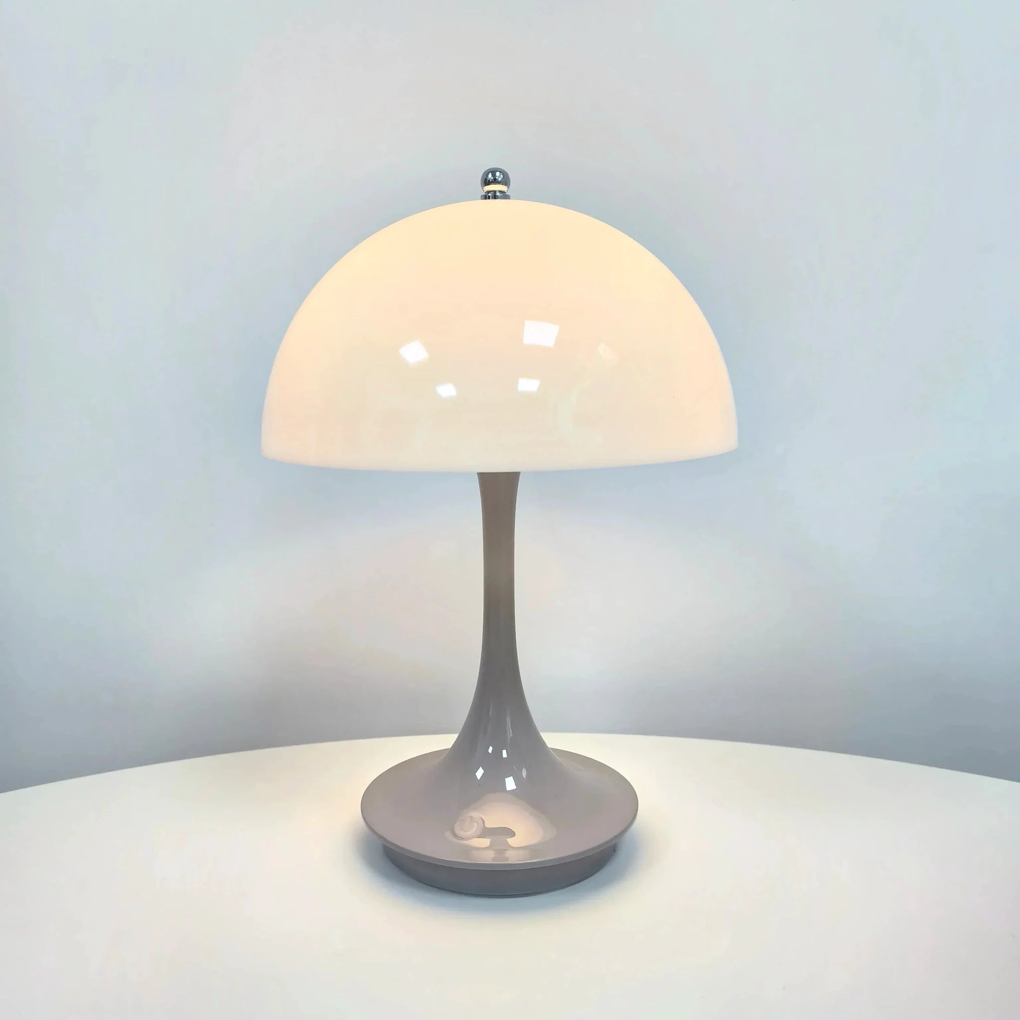 Ellas elegant LED table lamp Bowlift by Bowlift