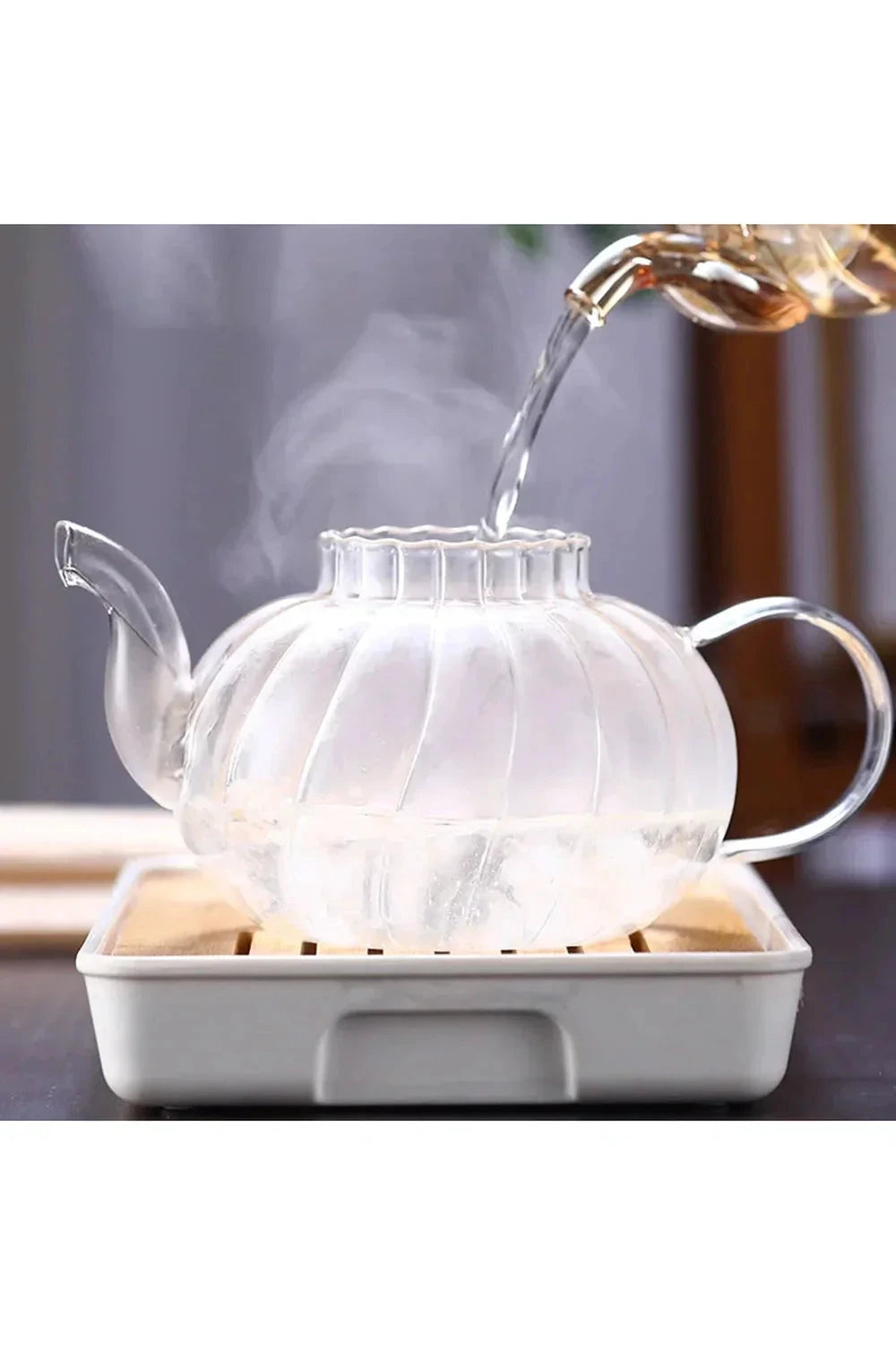 Heat-resistant glass jug by BowLift