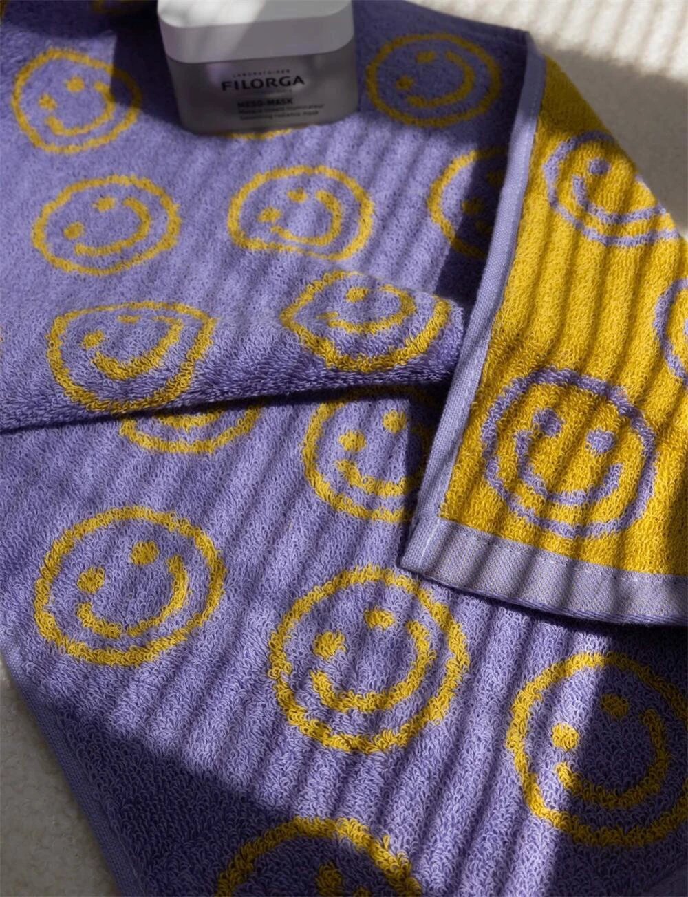 Double-sided Smiley Towel by Bowlift