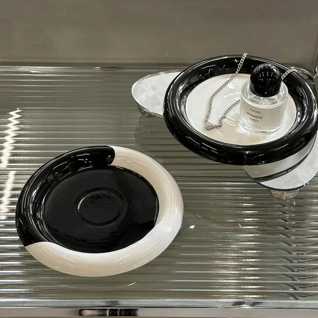 Monochrome Chubby Plates by Bowlift