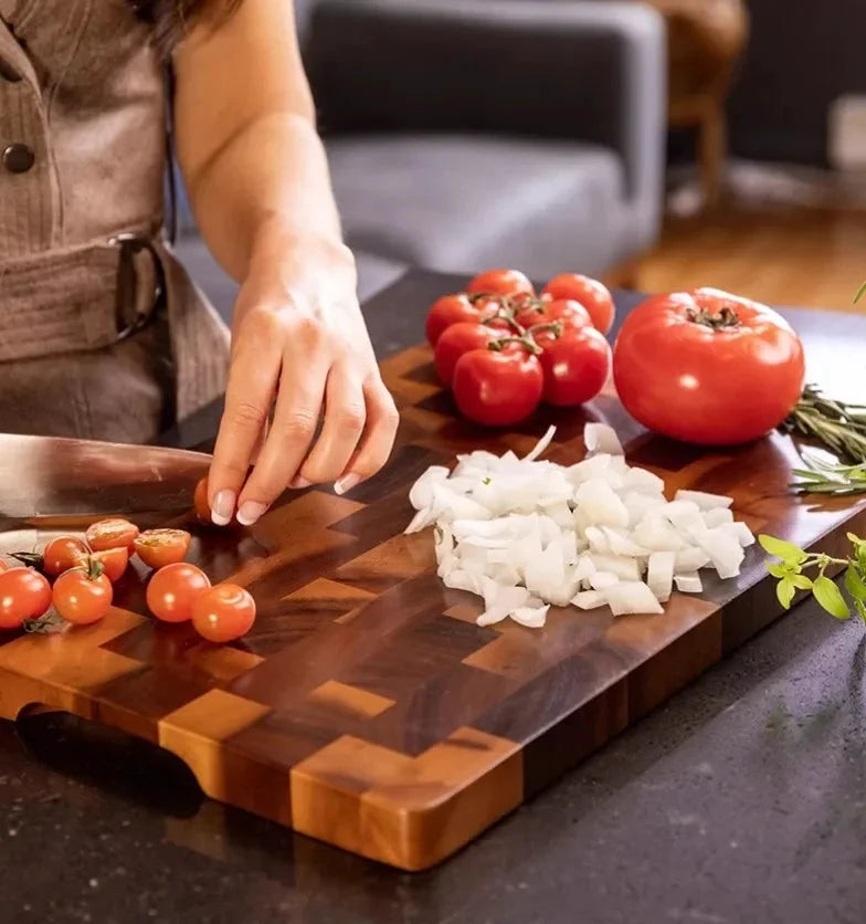 Half-cut wooden cutting board Bowlift by Bowlift