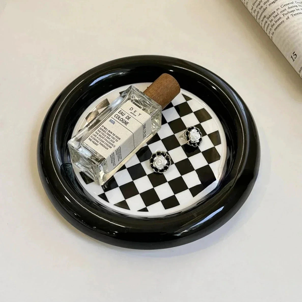 Monochrome Chubby Plates by Bowlift