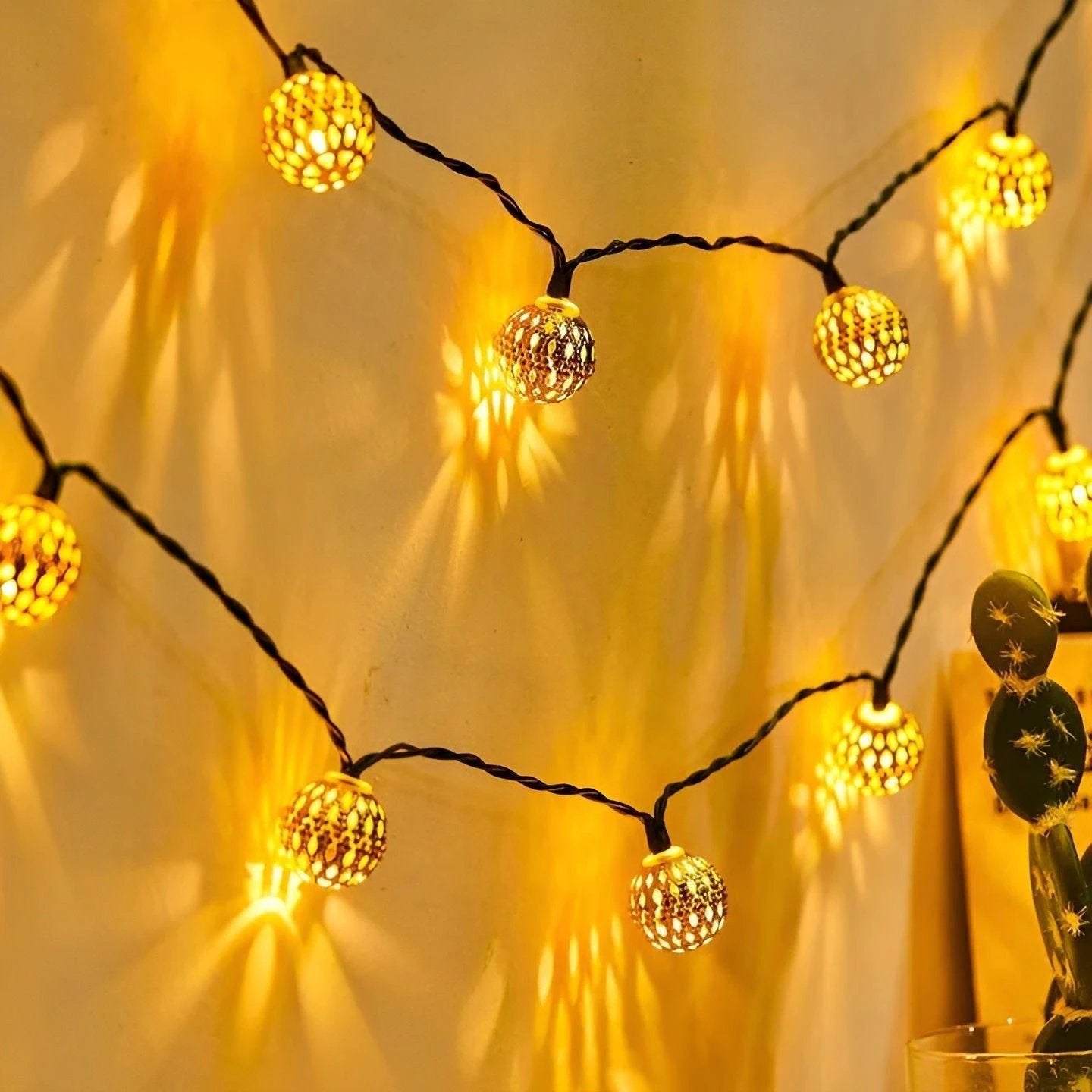 Weatherproof solar powered fairy lights for a warm outdoor atmosphere Bowlift by Bowlift