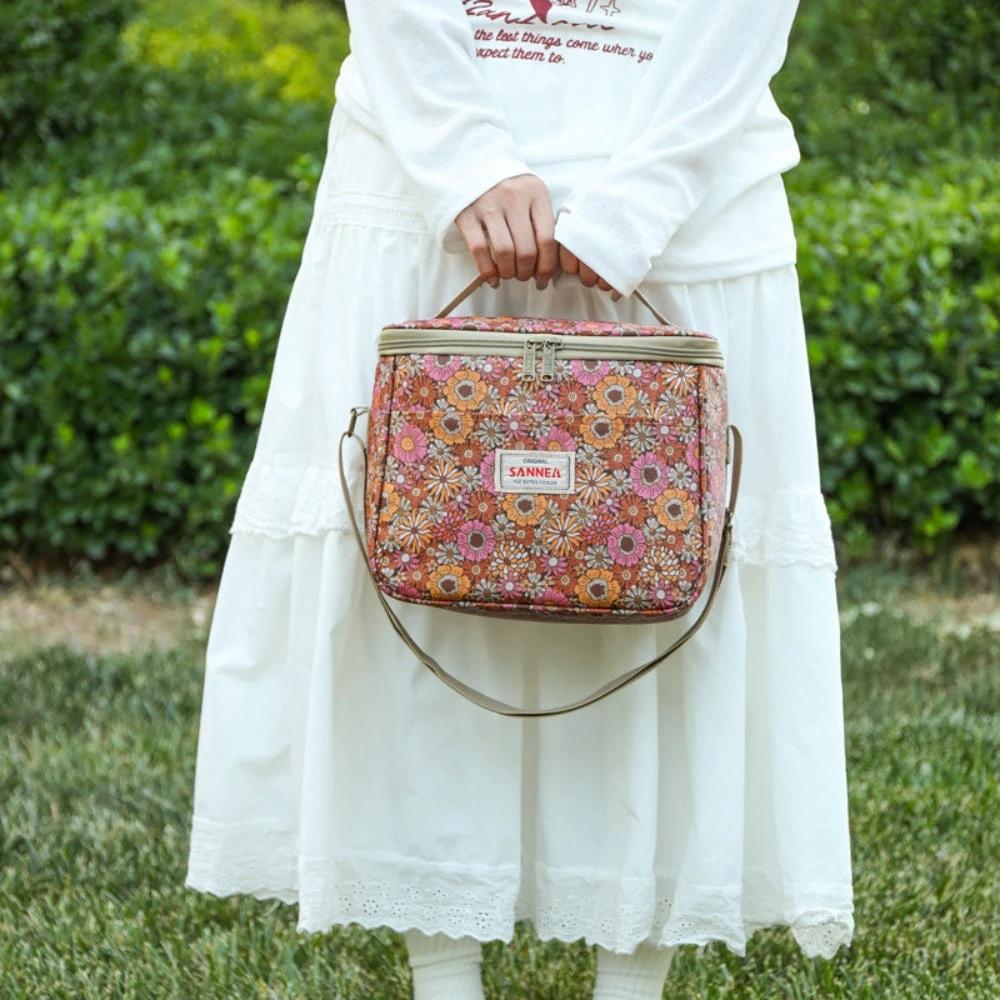 Stylish Retro Floral Insulated Picnic Lunch Bag by Casa & Beyond
