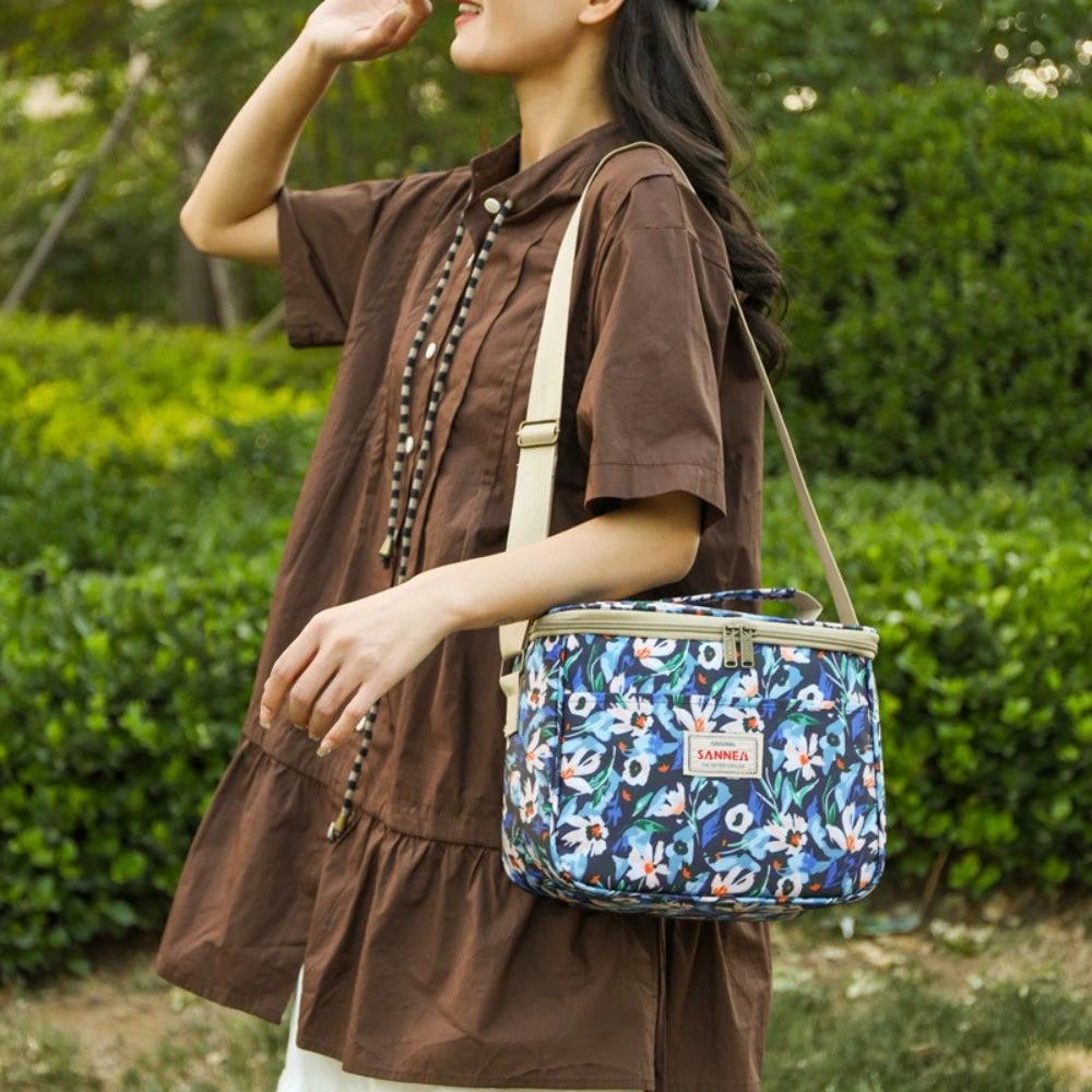 Stylish Retro Floral Insulated Picnic Lunch Bag by Casa & Beyond