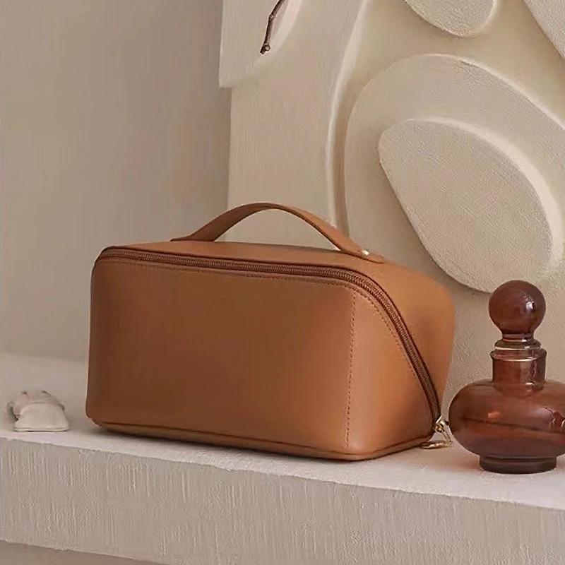 Portable travel cosmetic bag made of PU by Bowlift